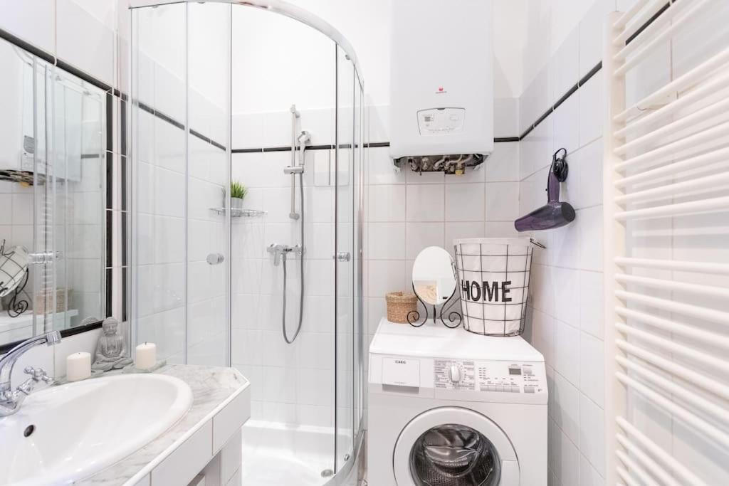 Charming & Authentic Vienna Flat - Central Located Apartment ภายนอก รูปภาพ