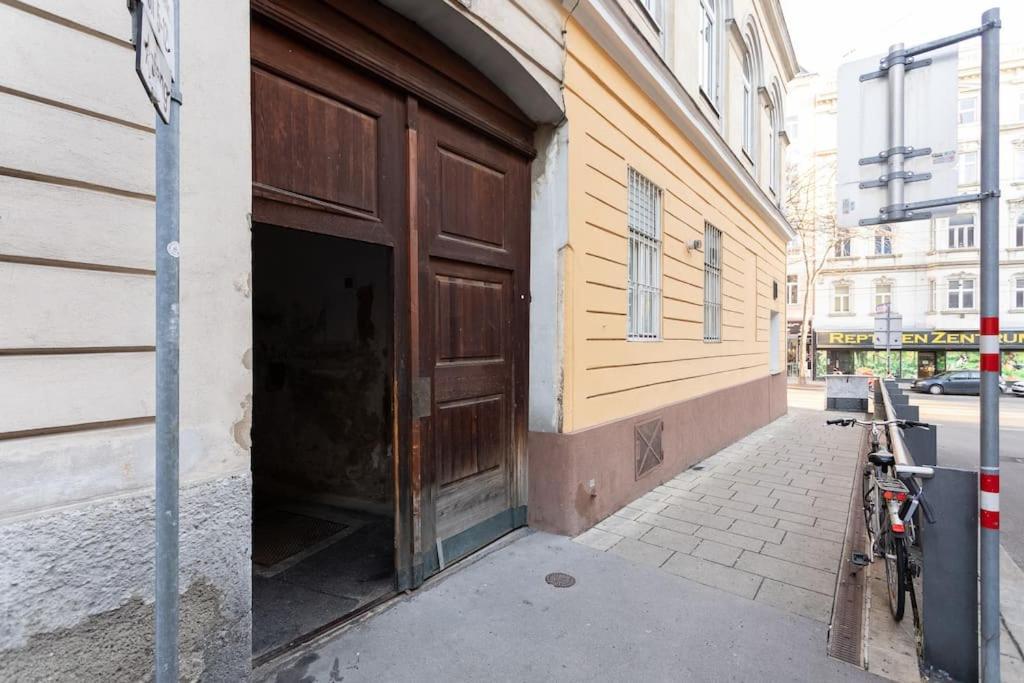 Charming & Authentic Vienna Flat - Central Located Apartment ภายนอก รูปภาพ
