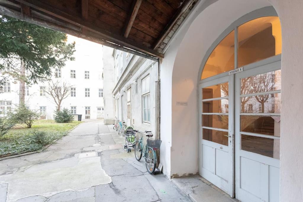 Charming & Authentic Vienna Flat - Central Located Apartment ภายนอก รูปภาพ